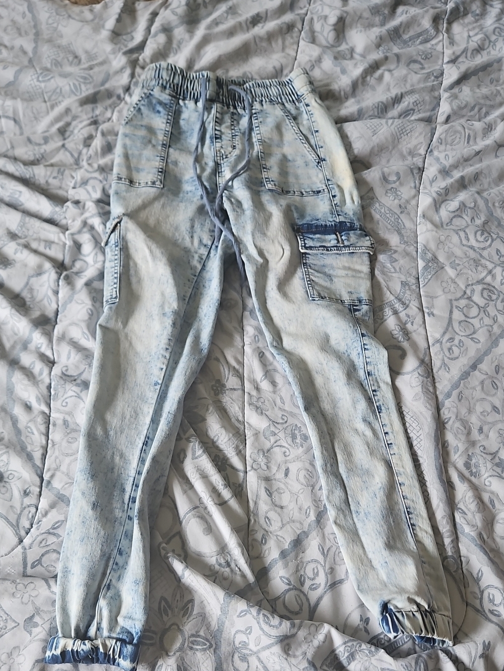 Women Light Wash Cargo Jogger Jeans - Light Blue